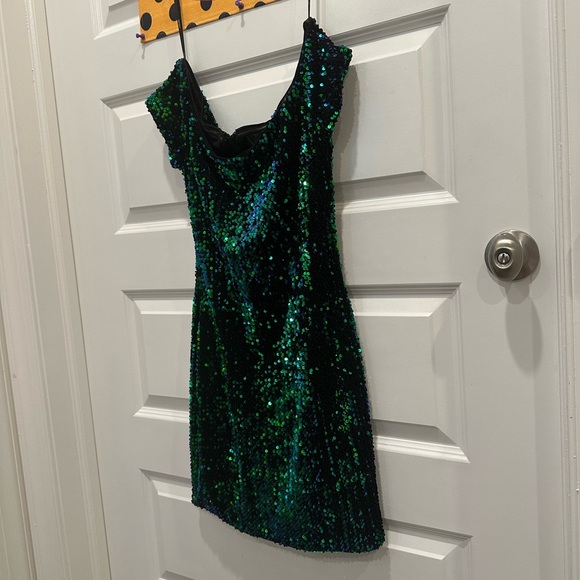 stretchy sequin mini dress in mint condition. - Picture 14 of 17